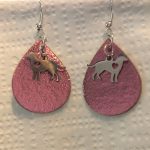 Boucle d’oreilles chien rose brillant